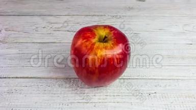 停止缠绕在<strong>红苹果</strong>上的测量带的运动。 健康生活方式饮食概念时间表